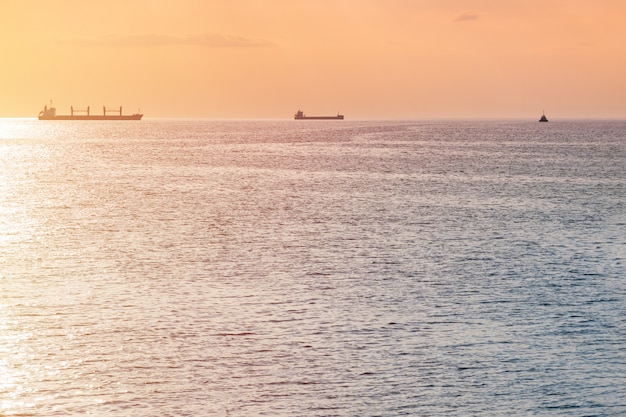 Cargos et péniche au beau coucher de soleil