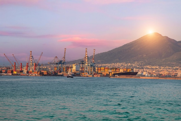 Cargos porte-conteneurs en Italie Port de Naples et quai industriel terminal pour l'expédition de fret