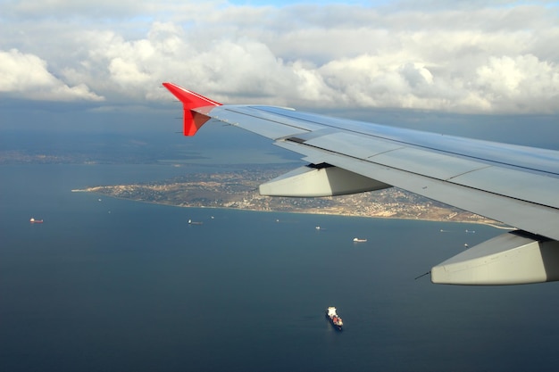 Cargos sous l'aile d'un avion volant