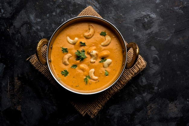 Cari de cajou ou kaju masala indien servi dans un bol ou une casserole. mise au point sélective