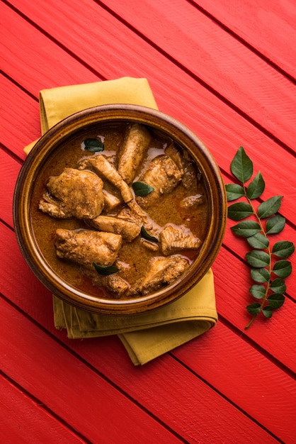 Cari De Poisson Savoureux Servi Avec Du Riz Basmati Cuit Blanc Avec Des Feuilles De Curry En Arrière-plan, Nourriture Indienne Côtière Préférée