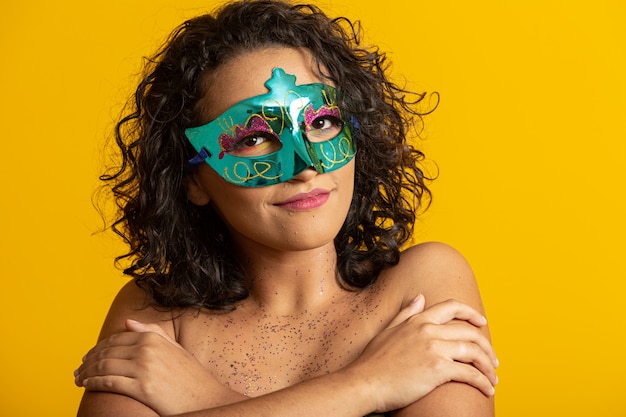 Carnaval brésilien. Jeune femme en costume appréciant la fête du carnaval.