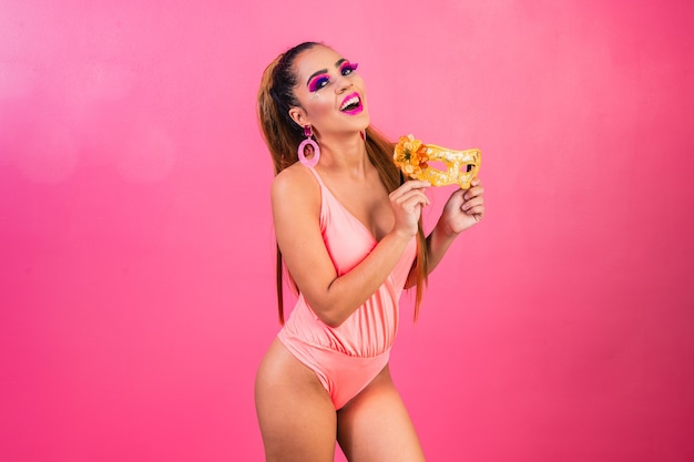 Carnaval brésilien. Jeune femme en costume profitant de la fête du carnaval.