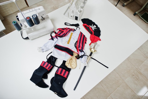 Carnaval pour enfants fait à la main costume de garçon au bureau de couturière sur le lieu de travail