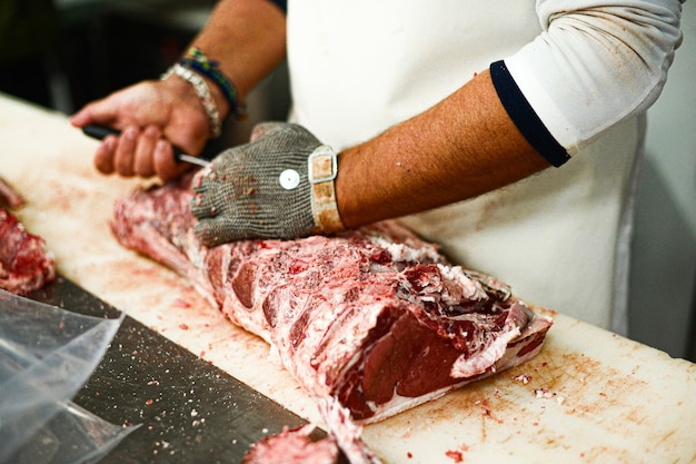 Photo carne siendo cortada en rodajas