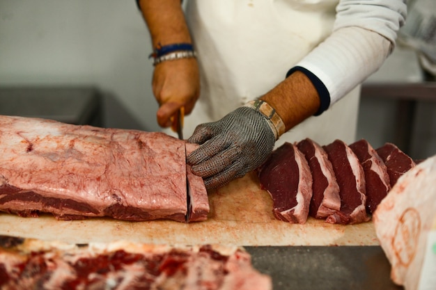 Photo carne siendo cortada en rodajas