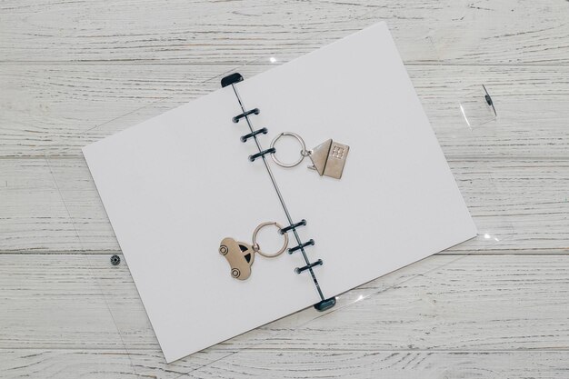 Carnet avec anneaux porte-clés feuilles à carreaux avec une voiture et une maison