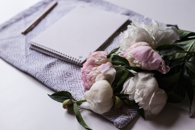 Carnet avec bouquet de pivoines