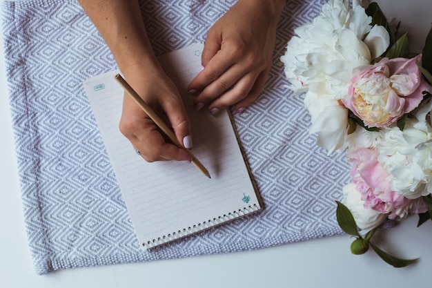 Carnet avec bouquet de pivoines