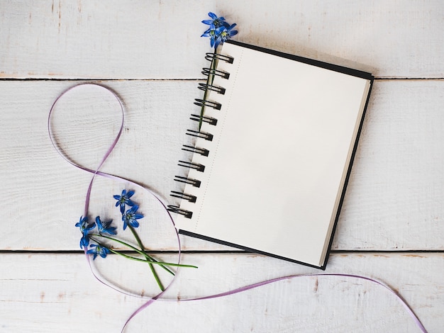 Carnet de croquis, page blanche, fleur lumineuse et ruban rose