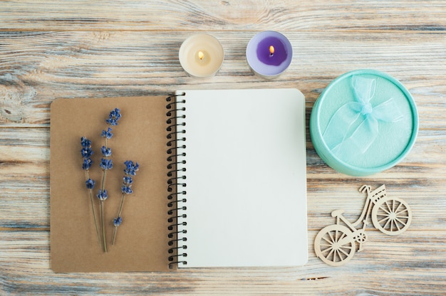 Carnet, fleurs de lavande, bougies et jouet vélo