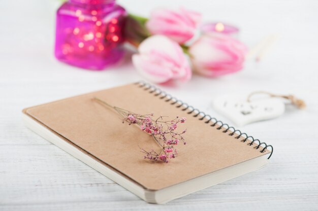 Carnet, fleurs et lumières roses