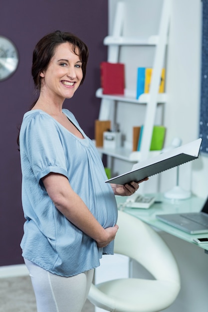 Carnet De Lecture Femme Enceinte à La Maison