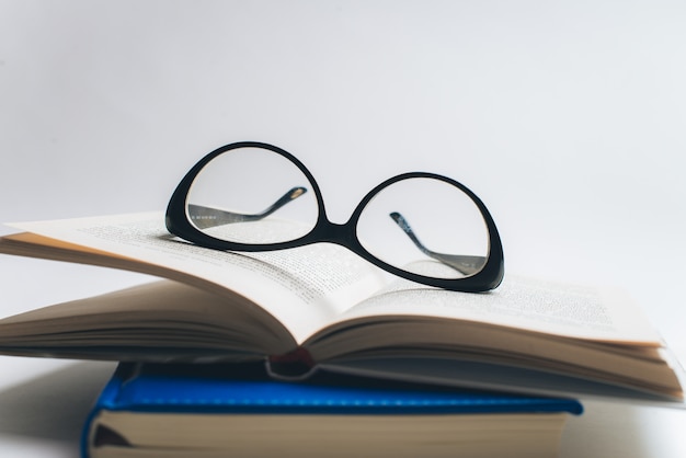 Carnet avec des lunettes et un stylo, Livre avec des lunettes, Carnet bleu avec des lunettes, Livre avec une tasse de thé