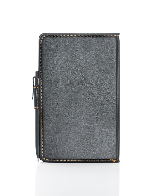 Carnet de notes en cuir noir et stylo isolé