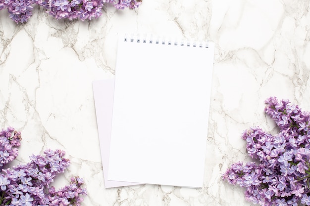 Carnet de notes et fond de fleurs lilas violettes