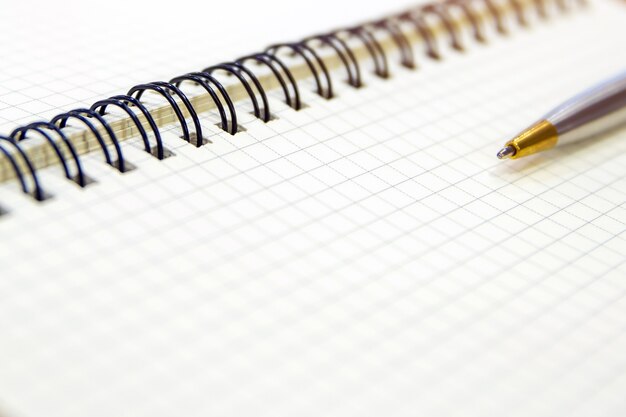 Carnet de notes en gros plan avec un stylo sur la table.