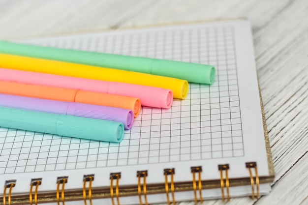 Carnet de notes pour planifier et étudier sur la table avec des marqueurs de couleur