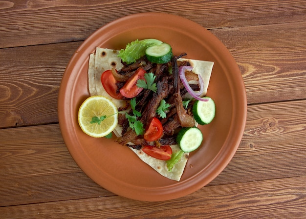 Photo carnitas - plat de cuisine mexicaine.avec porc, tomates et légumes