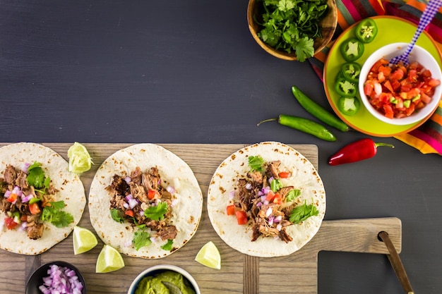 Carnitas de porc effiloché avec pico de gallo sur une tortilla de farine.