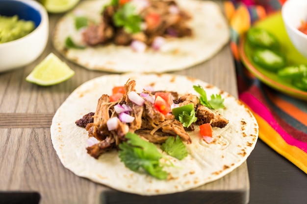 Carnitas de porc effiloché avec pico de gallo sur une tortilla de farine.