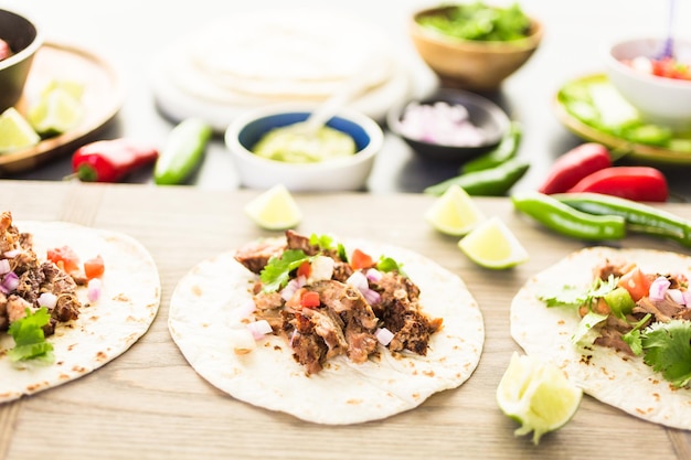 Carnitas de porc effiloché avec pico de gallo sur une tortilla de farine.