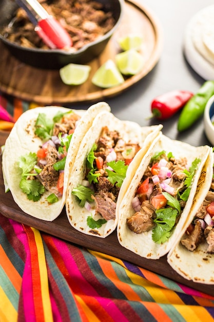 Carnitas de porc effiloché avec pico de gallo sur une tortilla de farine.