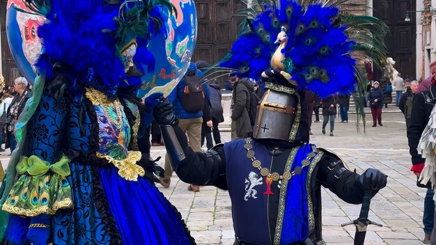 Carnival de Venise Les gens dans les masques et les costumes du carnaval vénitien dans les rues de Venise Italie Europe 10 février 2024