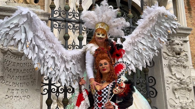 Carnival de Venise Les gens dans les masques et les costumes du carnaval vénitien dans les rues de Venise Italie Europe 10 février 2024