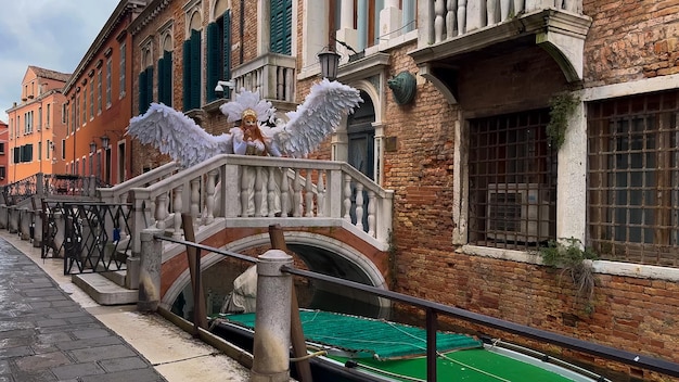 Carnival de Venise Les gens dans les masques et les costumes du carnaval vénitien dans les rues de Venise Italie Europe 10 février 2024