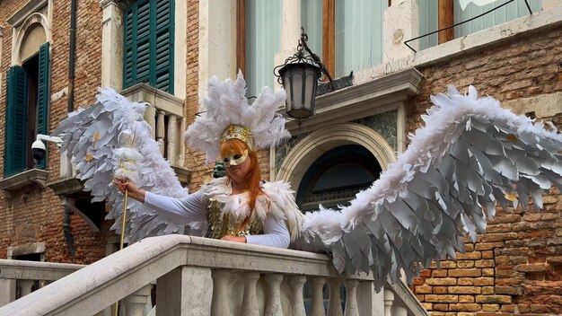 Carnival de Venise Les gens dans les masques et les costumes du carnaval vénitien dans les rues de Venise Italie Europe 10 février 2024