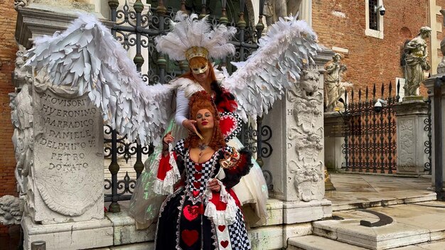 Carnival de Venise Les gens dans les masques et les costumes du carnaval vénitien dans les rues de Venise Italie Europe 10 février 2024