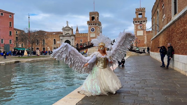 Carnival de Venise Les gens dans les masques et les costumes du carnaval vénitien dans les rues de Venise Italie Europe 10 février 2024