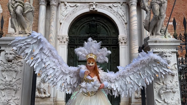 Carnival de Venise Les gens dans les masques et les costumes du carnaval vénitien dans les rues de Venise Italie Europe 10 février 2024