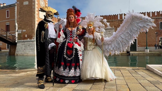 Carnival de Venise Les gens dans les masques et les costumes du carnaval vénitien dans les rues de Venise Italie Europe 10 février 2024