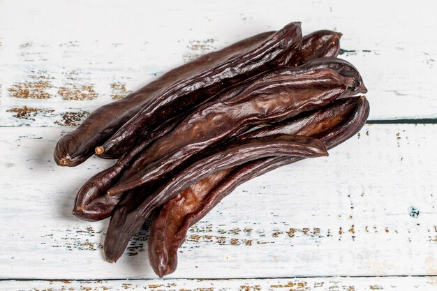 Photo carob sur fond de bois nourriture saine en gros plan