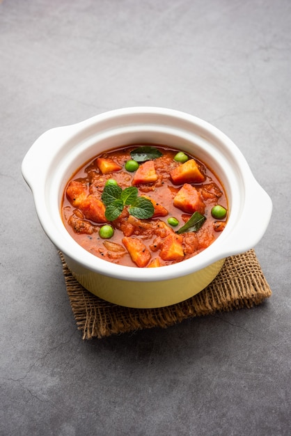 Carotte Curry ou Garar Sauce sabzi à base de purée de tomates et d'épices, servi dans un bol