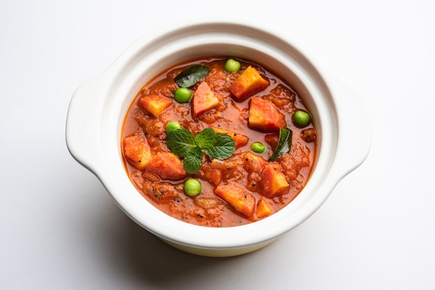 Carotte Curry ou Garar Sauce sabzi à base de purée de tomates et d'épices, servi dans un bol