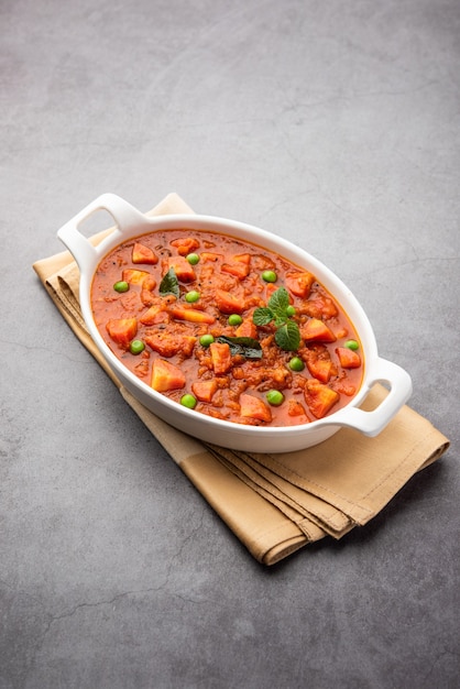 Carotte Curry ou Garar Sauce sabzi à base de purée de tomates et d'épices, servi dans un bol