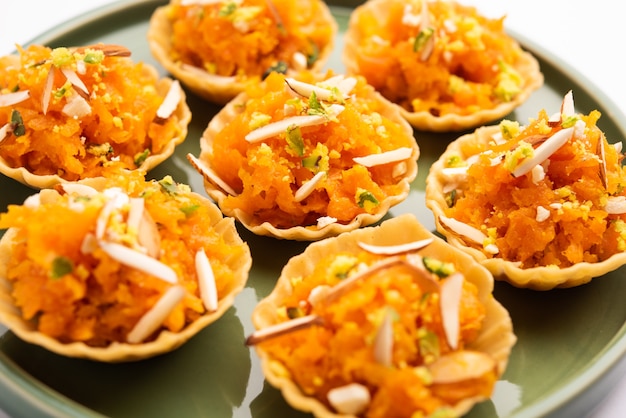 Carotte ou Gajar Halwa canape ou canapÃÂ© ou Fusion Tart, garni de fruits secs. dessert indien