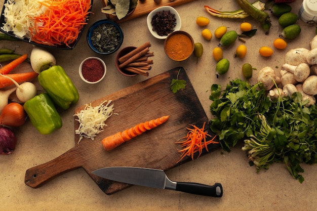 Carotte tranchée sur une planche à découper préparée pour le cuisinier. Nourriture végétarienne pour un mode de vie sain. Recette de régime aux légumes.