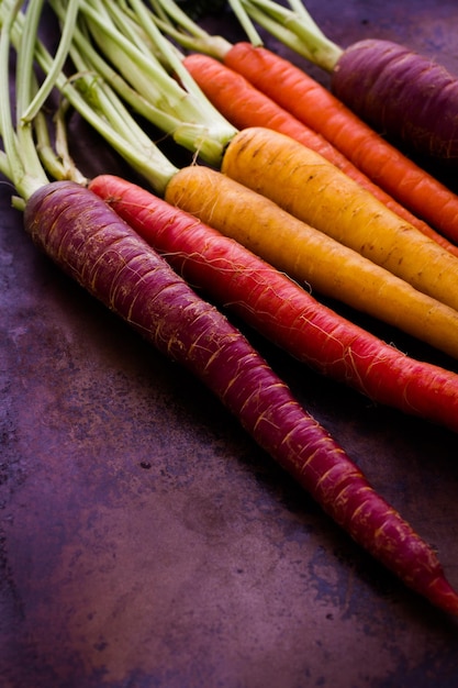 Photo carottes arc-en-ciel biologiques de la ferme locale.