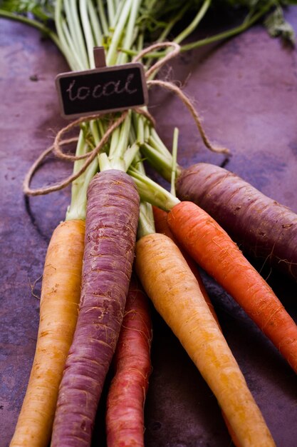 Carottes arc-en-ciel biologiques de la ferme locale.