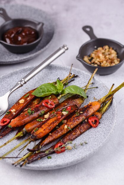 Carottes au four glacées à la sauce soja et au miel