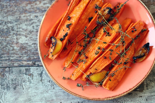 Carottes au four en lanières d'herbes et d'épices.