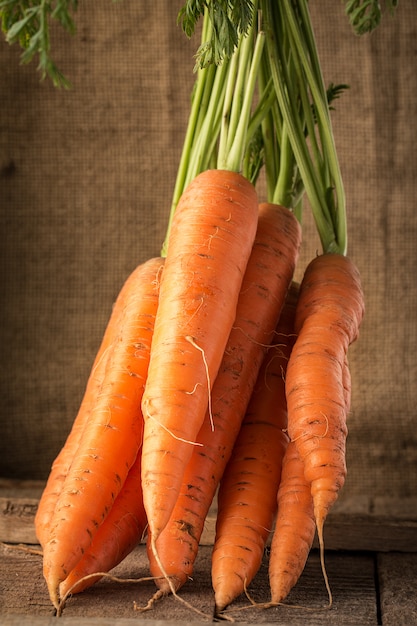 Carottes biologiques fraîches sur bois