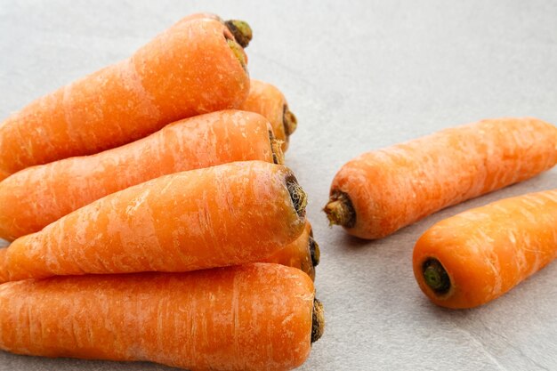 Carottes biologiques fraîches sur fond gris