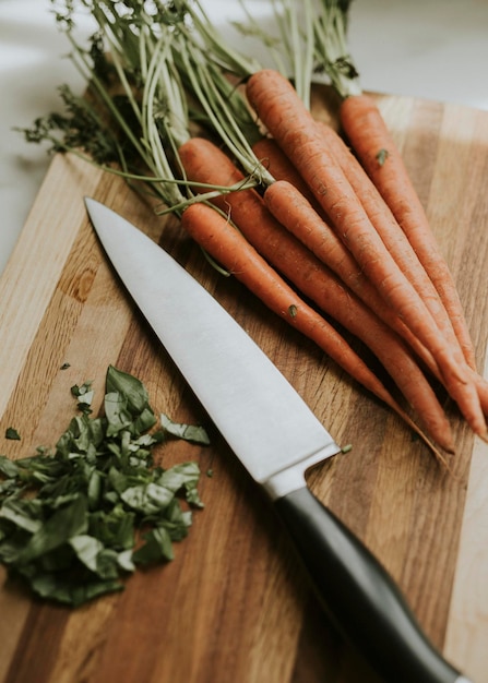 Carottes biologiques fraîches sur une planche à découper