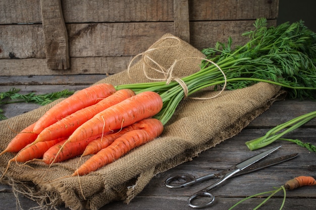 Carottes biologiques fraîches sur une table rustique