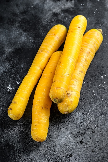 Carottes biologiques jaunes sur une table